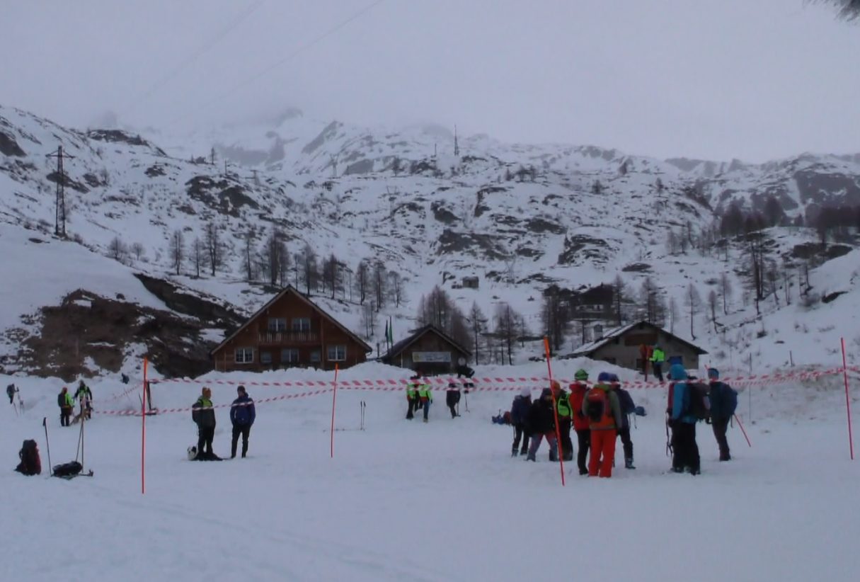 Sicuri in montagna sulla neve d'inverno a Extra