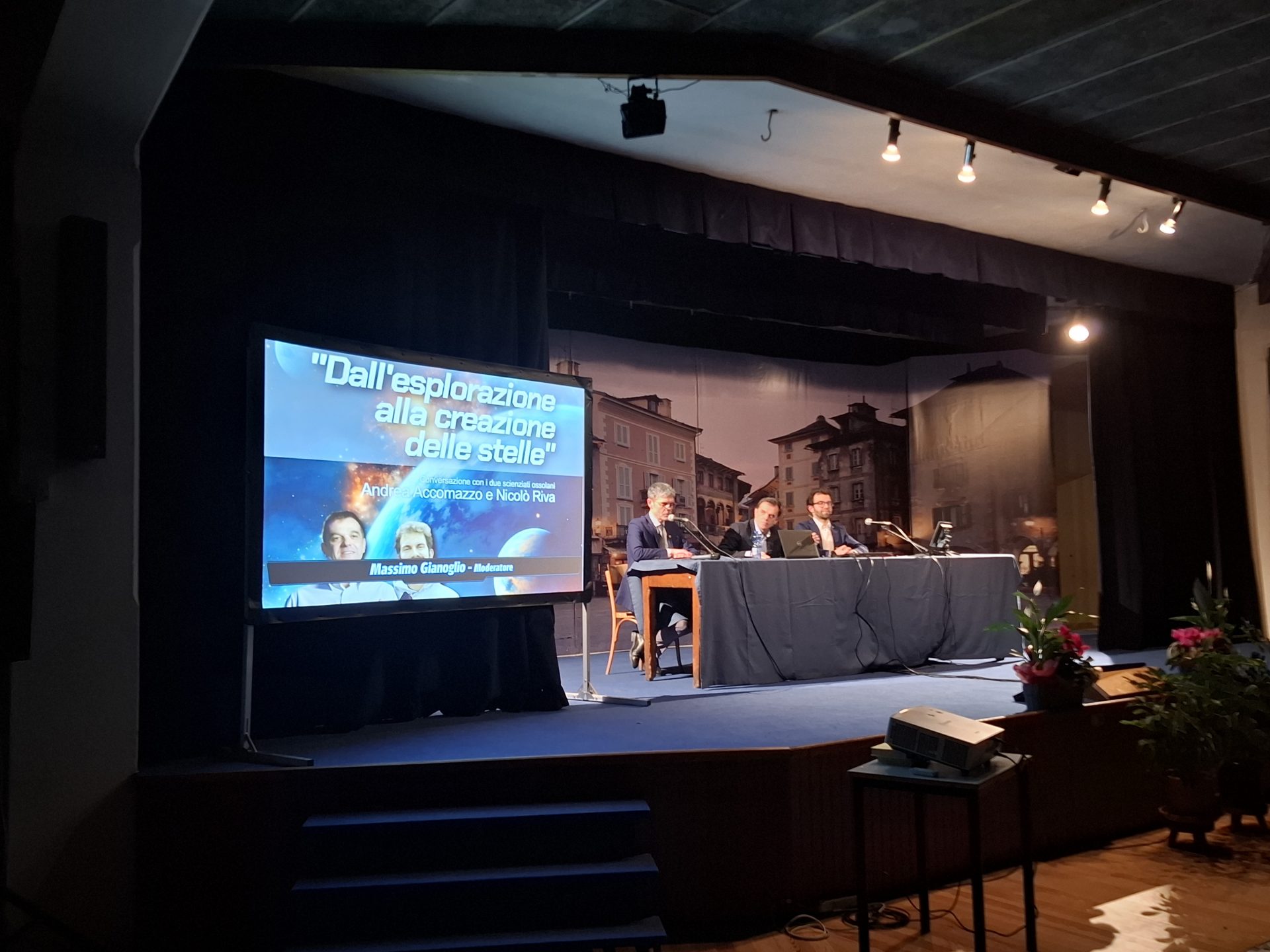 Platea gremita a Domodossola per l’incontro con gli scienziati ossolani Andrea Accomazzo e Nicolò Riva