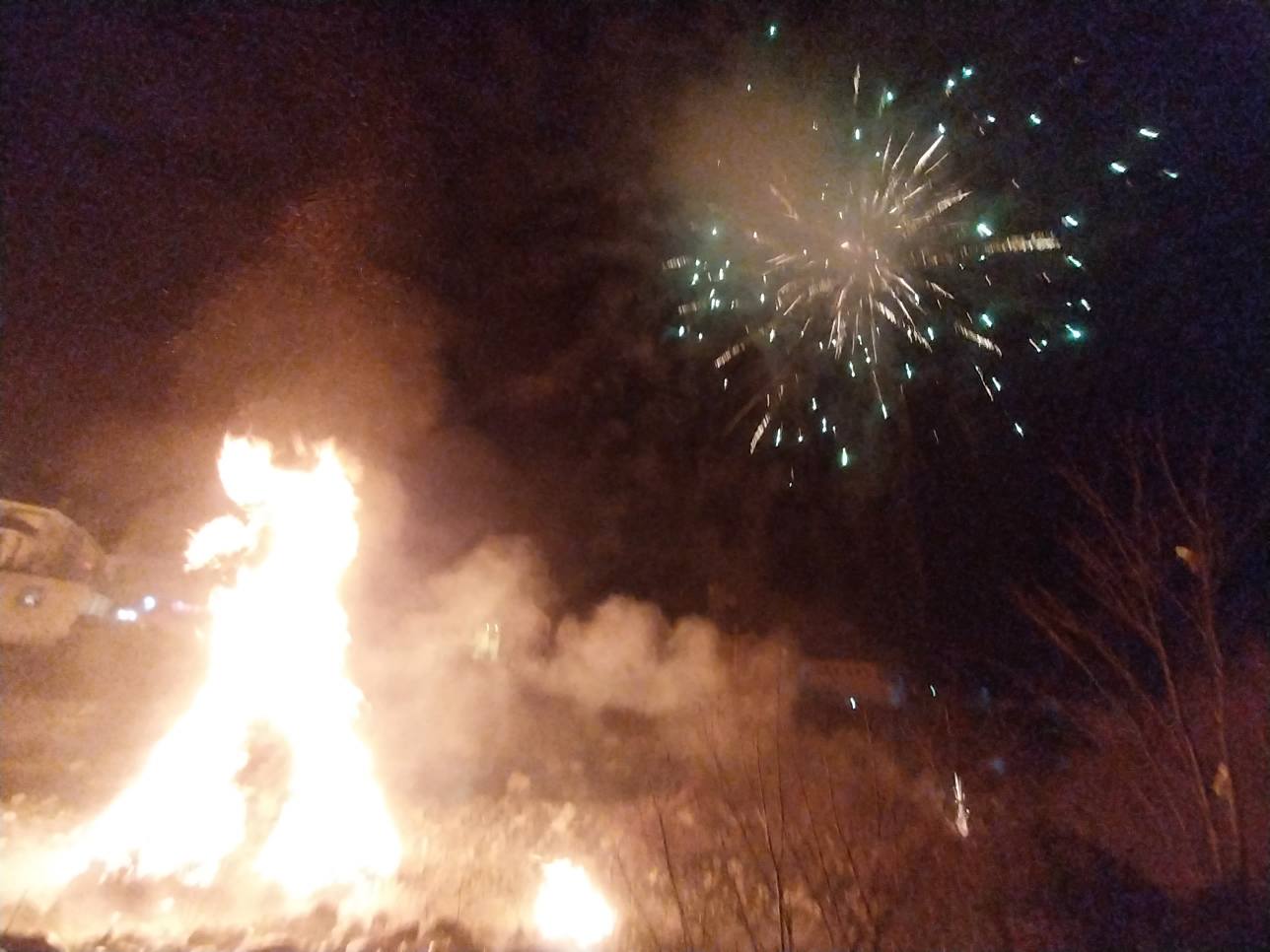 Ieri sera a Piedimulera si è ripetuto il rito del Falò d'la vegia, organizzato dagli Amici in Piazza