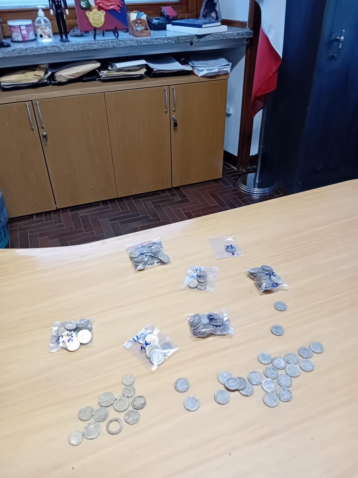 Spende le monete deformate dalla rottamazione per comprare le sigarette: denunciato