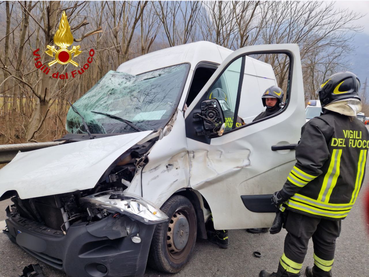 Incidente lungo la superstrada dell'Ossola, scontro tra tir e furgone a Migiandone