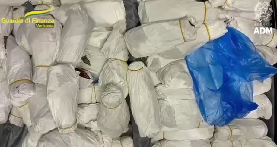 La Guardia di Finanza di Iselle sequestra 40 chili di Khat