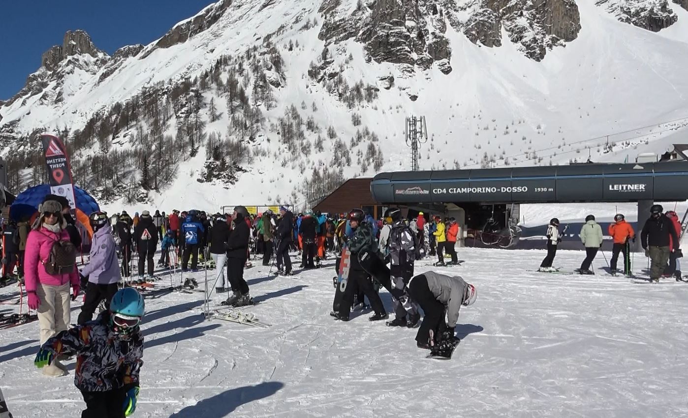 Neveazzurra : tutte aperte le stazioni sciistiche del Vco. Boom di sciatori a San Domenico