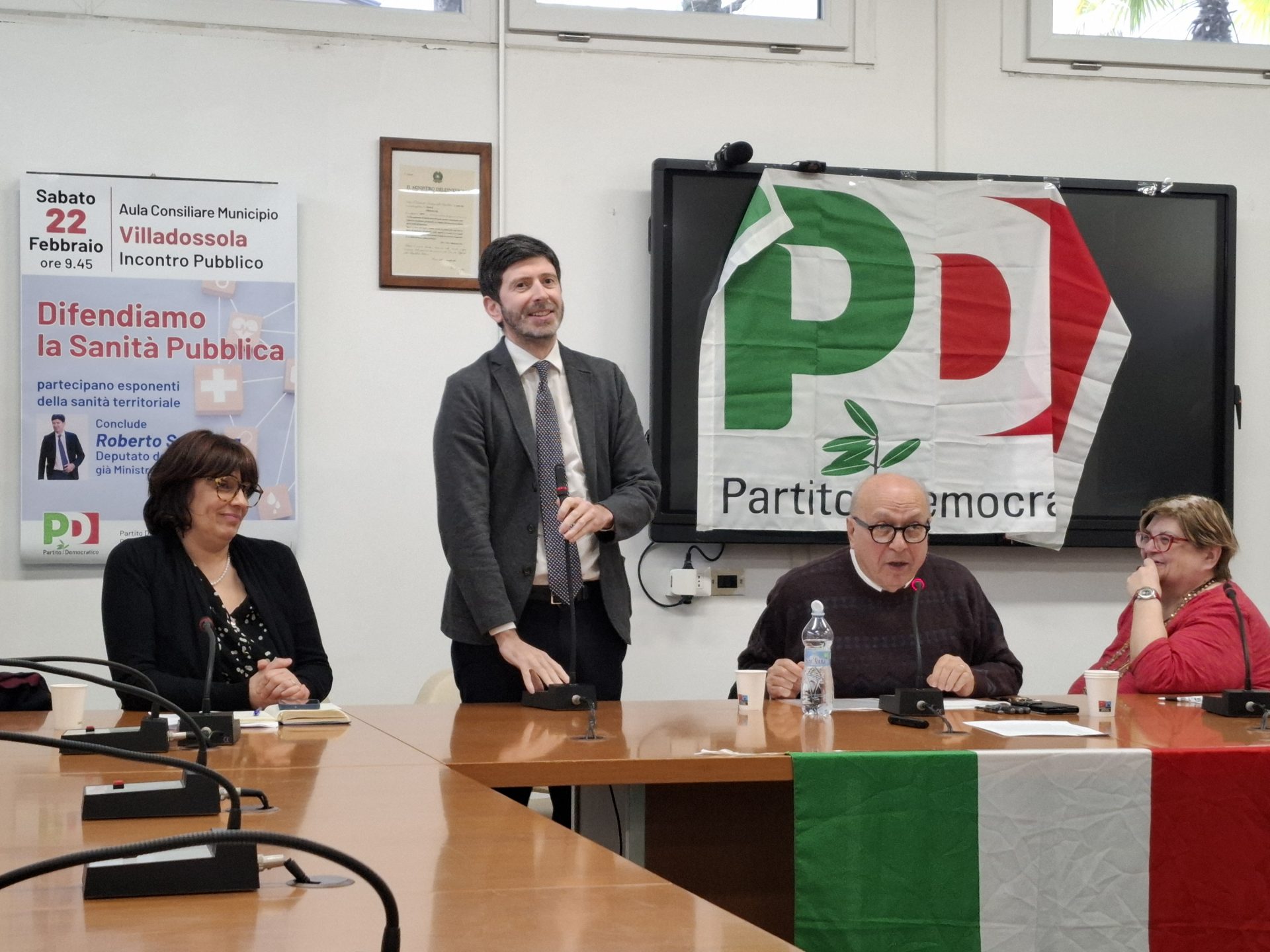 L'ex ministro Speranza ospite del Pd a Villadossola. No vax lo contestano