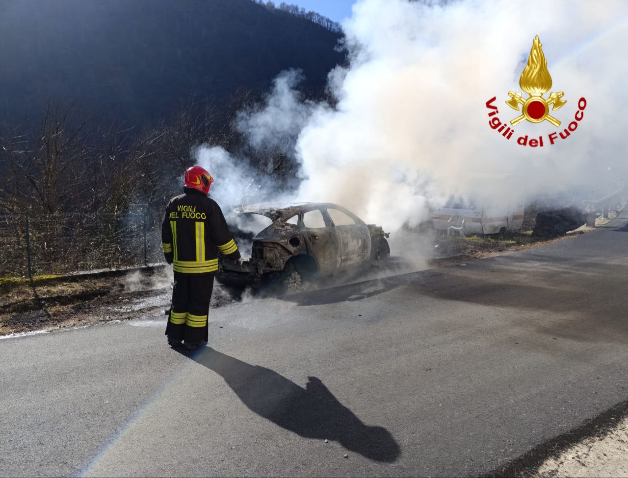Auto in fiamme in valle Cannobina