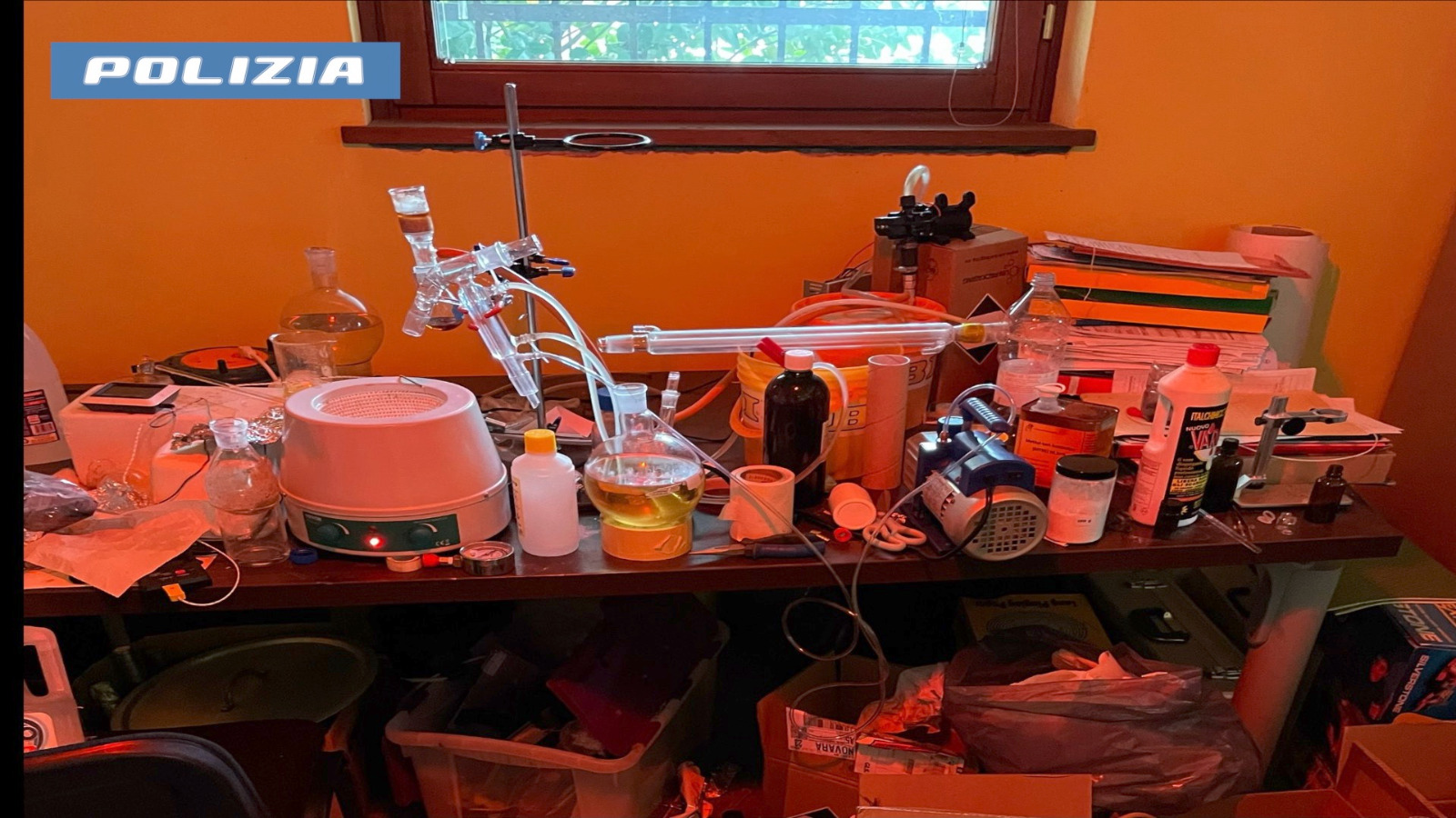 In casa uno dei laboratori artigianali di droghe sintetiche più grandi in Italia: arrestato a Novara 22enne appassionato di chimica