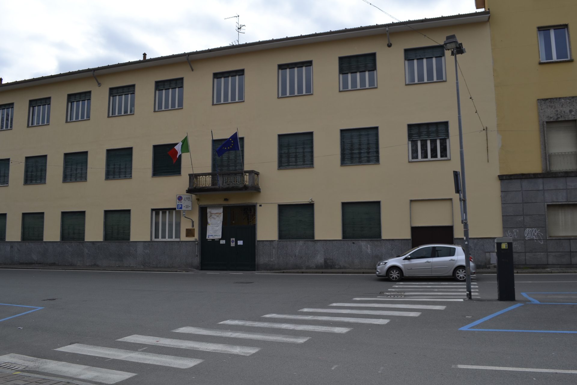 Insegnante si cala i pantaloni in classe durante una lezione