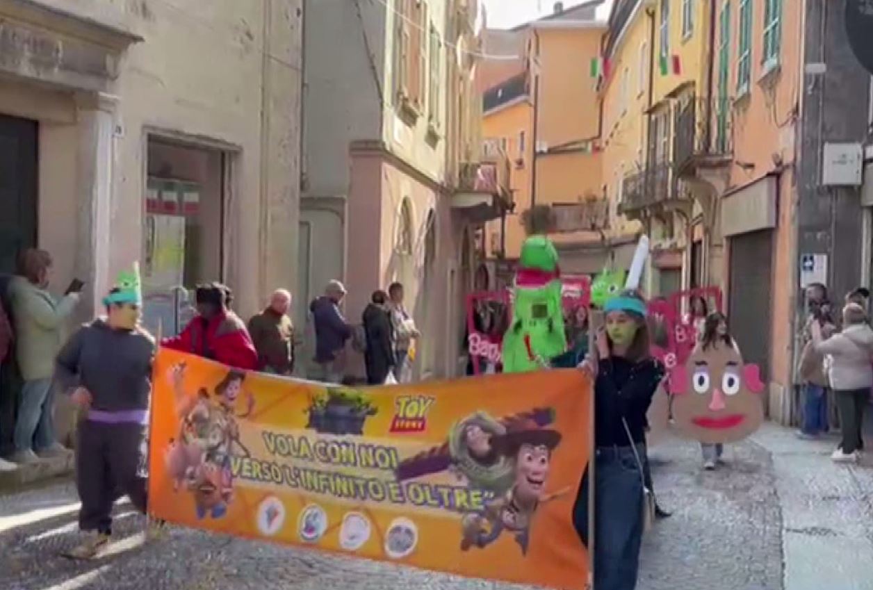 Carnevale Omegna : ha vinto il carro Après ski di Pettenasco