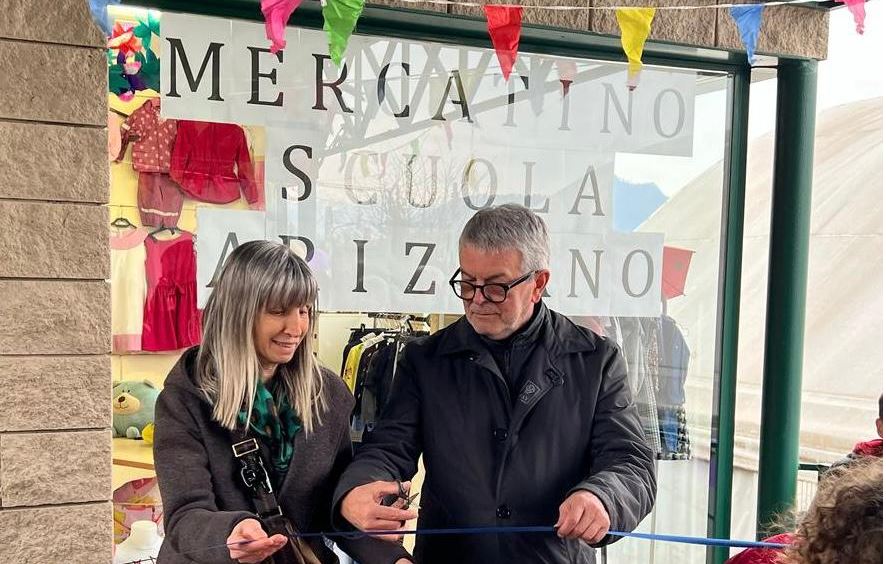 Arizzano: inaugurato il mercatino second hand della Scuola Primaria per promuovere il riciclo e la sostenibilità