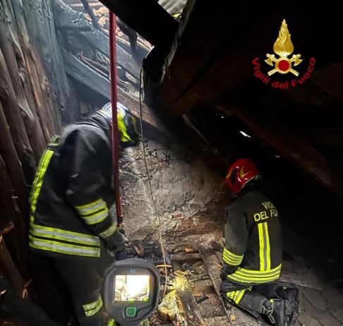 Incendio ad un tetto di un'abitazione a Gravellona Toce