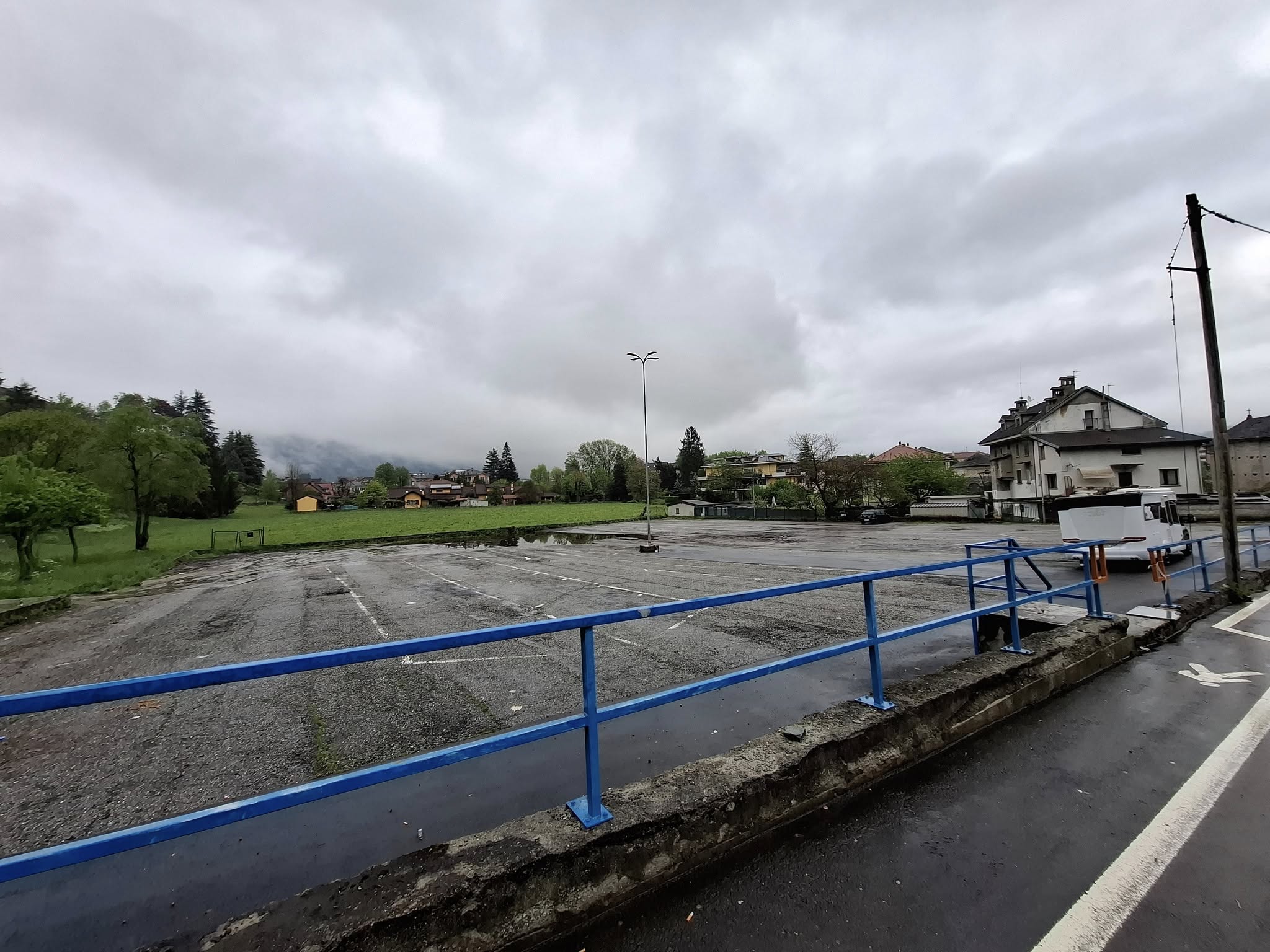 Investe ragazzi e fugge. Denunciato. È successo nelle notte nel parcheggio nel Trocadero a Domodossola