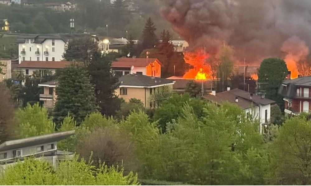 Incendio in un deposito di antiquariato a Dormelletto