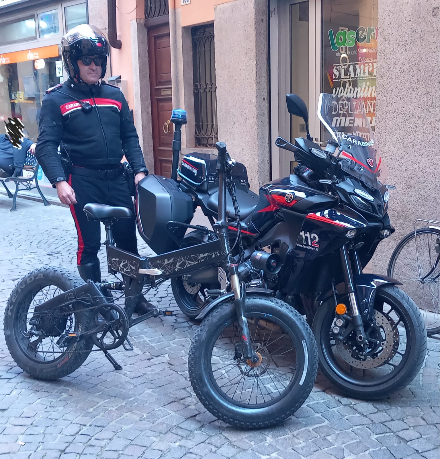 Ruba una bici elettrica e si giustifica con i carabinieri: "Dovevo correre in bagno"