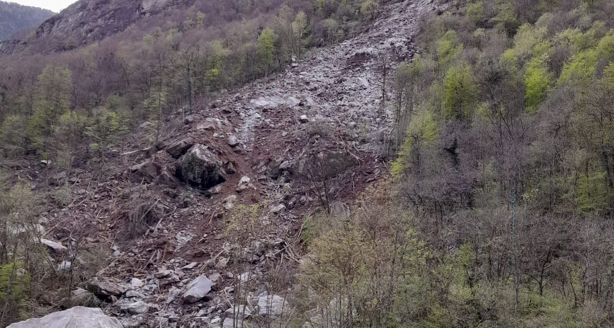 Frana tra Crevoladossola e Varzo, danneggiata una linea elettrica