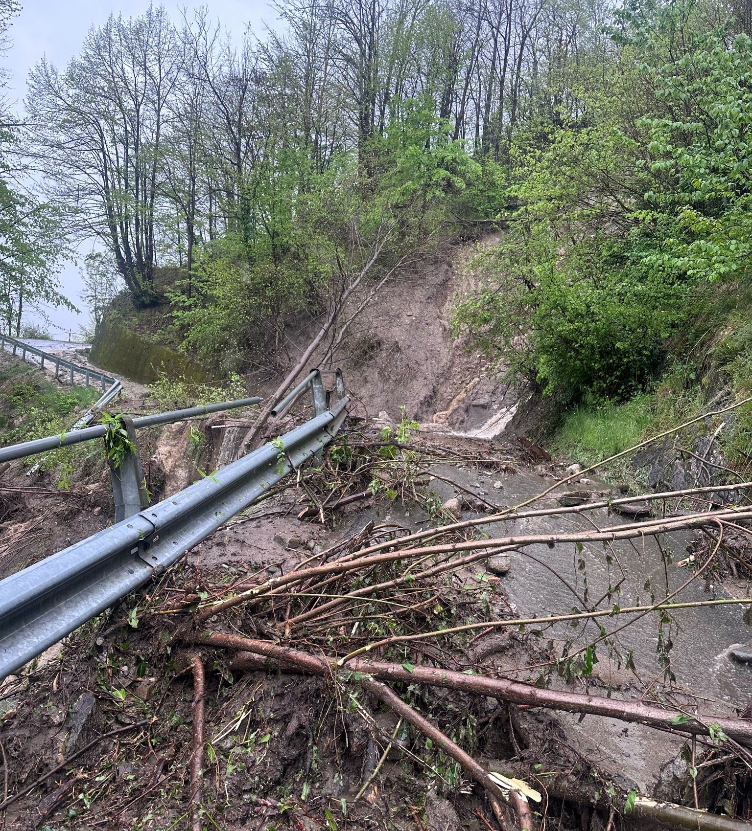 Frana la montagna a Villa. Sfollate in via precauzionale 40 persone. Evacuazioni anche nella frazione beurese di Cuzzego