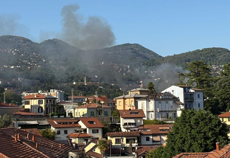Incendio in un capannone in disuso a Intra