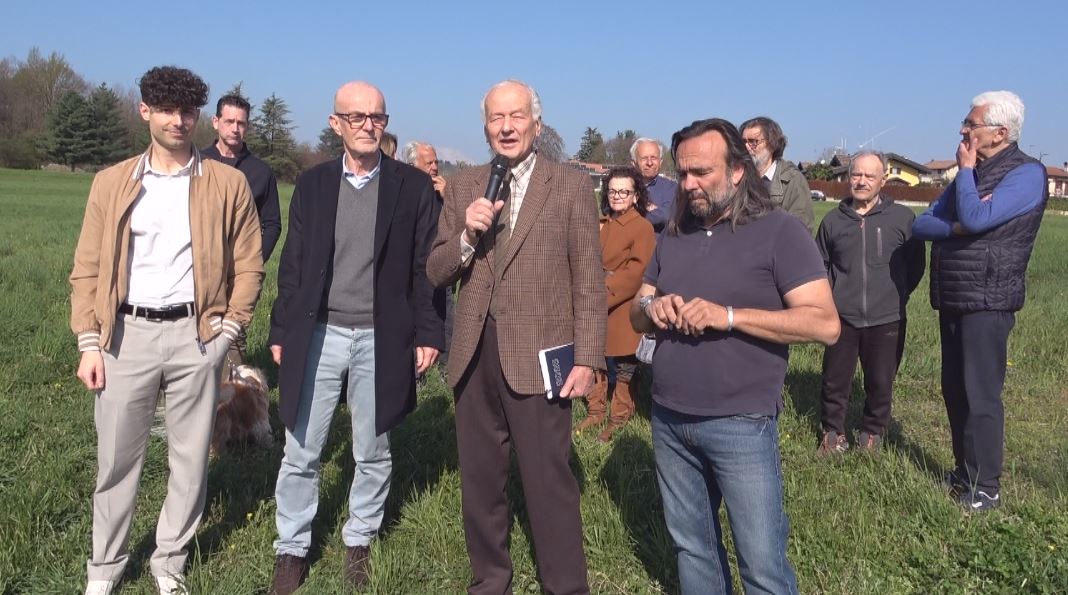 Sit-in a Oleggio Castello contro l'impianto agri-fotovoltaico alla cappelletta del Ceserio