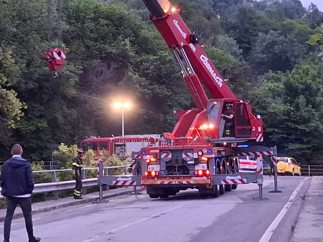 Auto esce di strada e finisce sull'argine del torrente. Nessuna traccia del guidatore