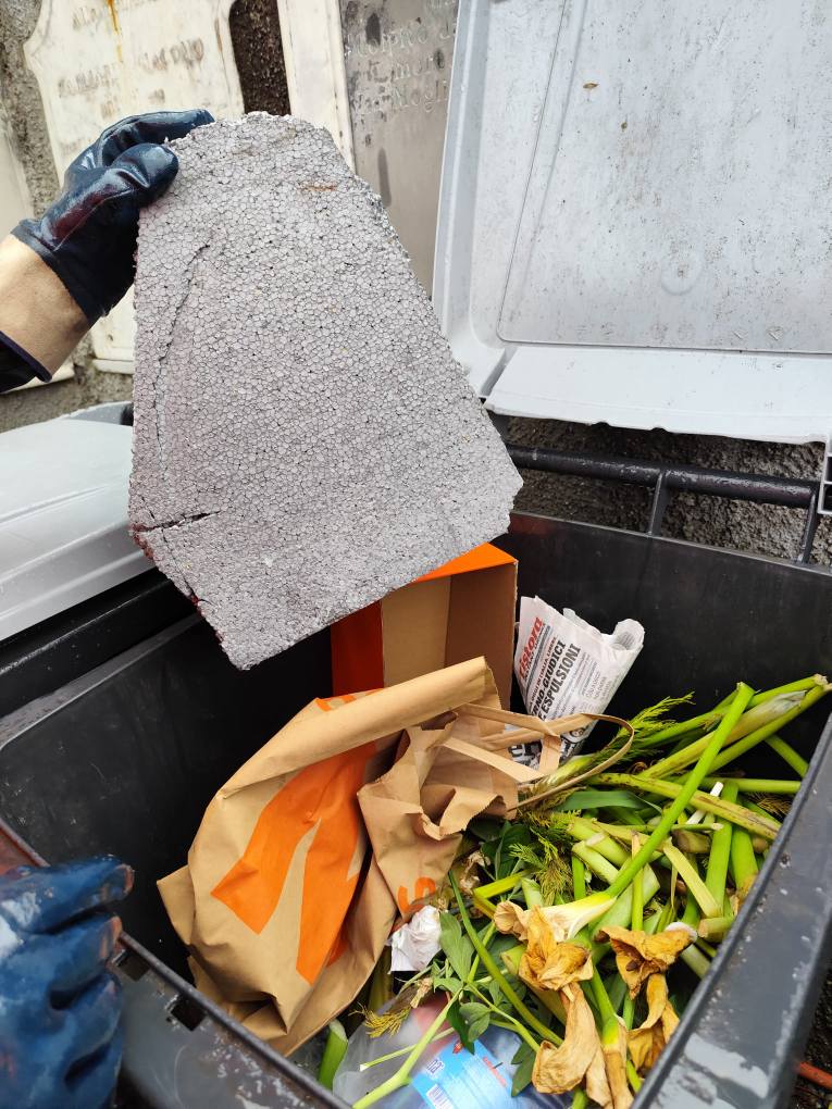 Rifiuti abbandonati al cimitero di Zoverallo: si aprono i sacchi per individuare i responsabili