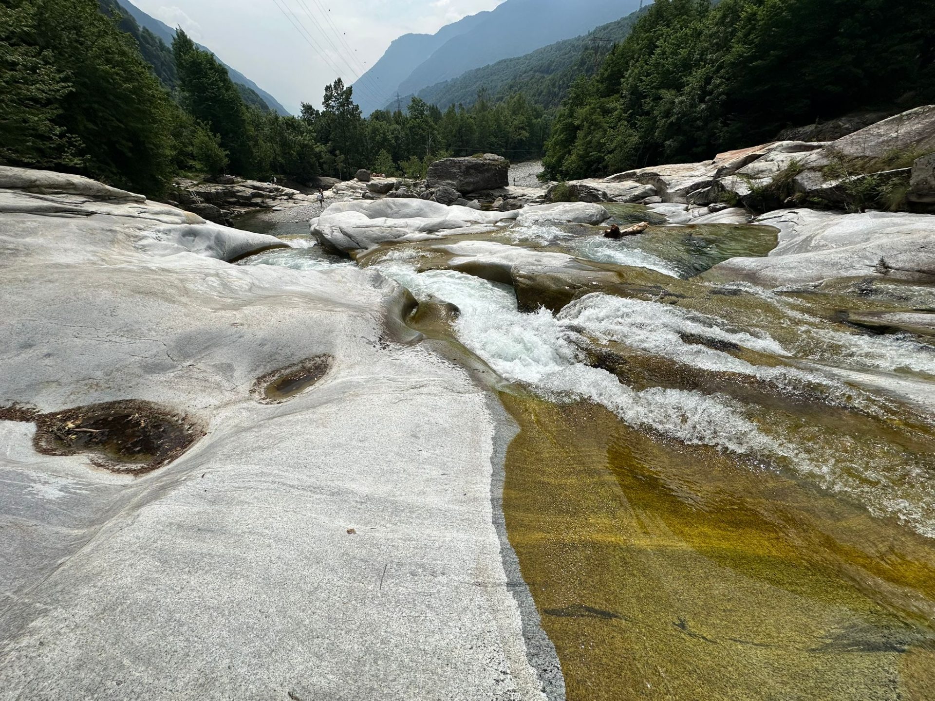 Paura alle Marmitte dei Giganti: bambino cade in acqua, la nonna e un uomo cercano di recuperarlo, li salva il Soccorso alpino