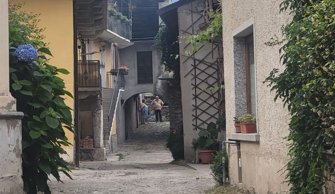 Precipita dal balcone di casa e muore. E' successo a Ornavasso