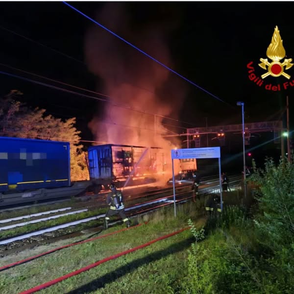 Incendio lungo la linea ferroviaria del Sempione la scorsa notte, sul posto i Vigili del fuoco