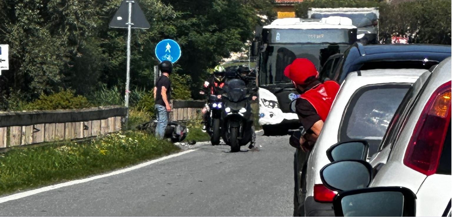 Incidente a Verbania in via 42 martiri, lungo la ss 34, all'altezza del camping Continental. Coinvolta una moto. Code