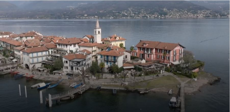 Sesso sull'isola dei Pescatori a Stresa incurante dei turisti, coppia di Alessandria multata dai Carabinieri per 10 mila euro