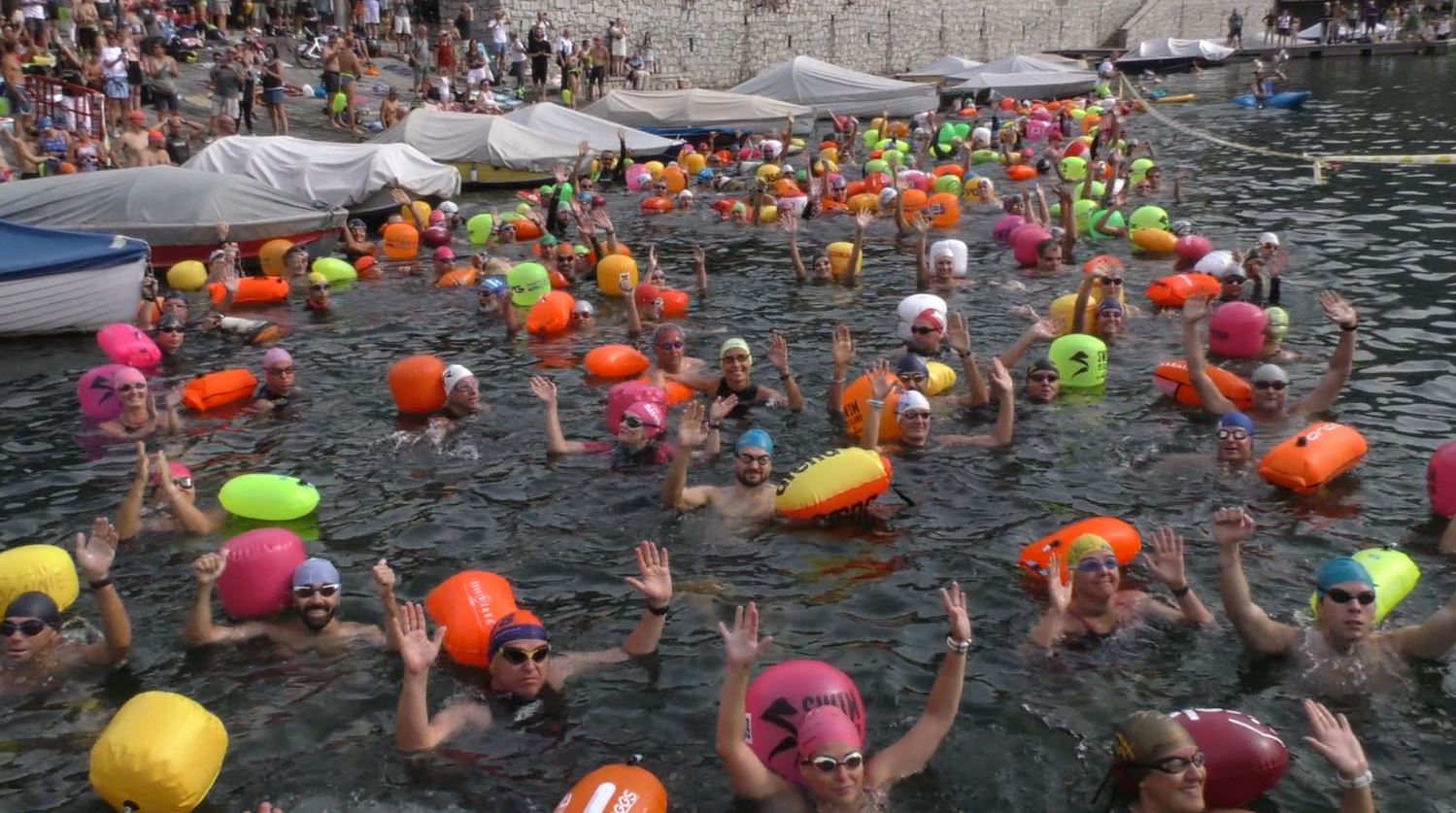 Mergozzo, la festa in acqua per 400!
