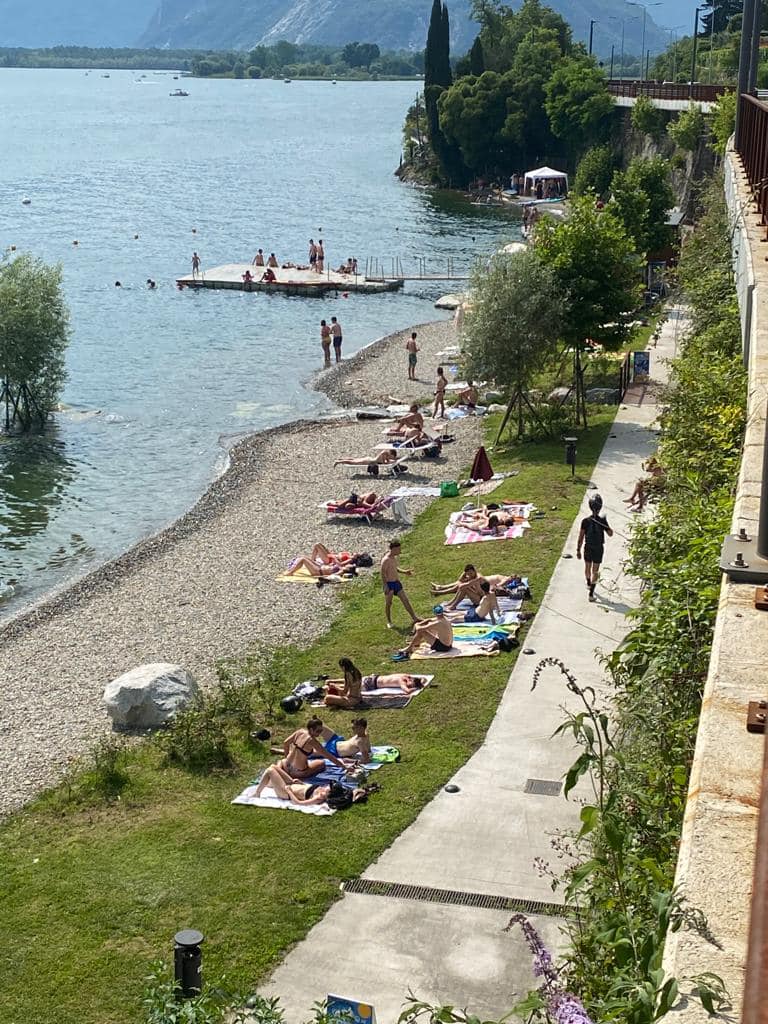 Rifiuti alla spiaggia dei Tre Ponti: i ragazzi puliscono e chiedono scusa alla comunità