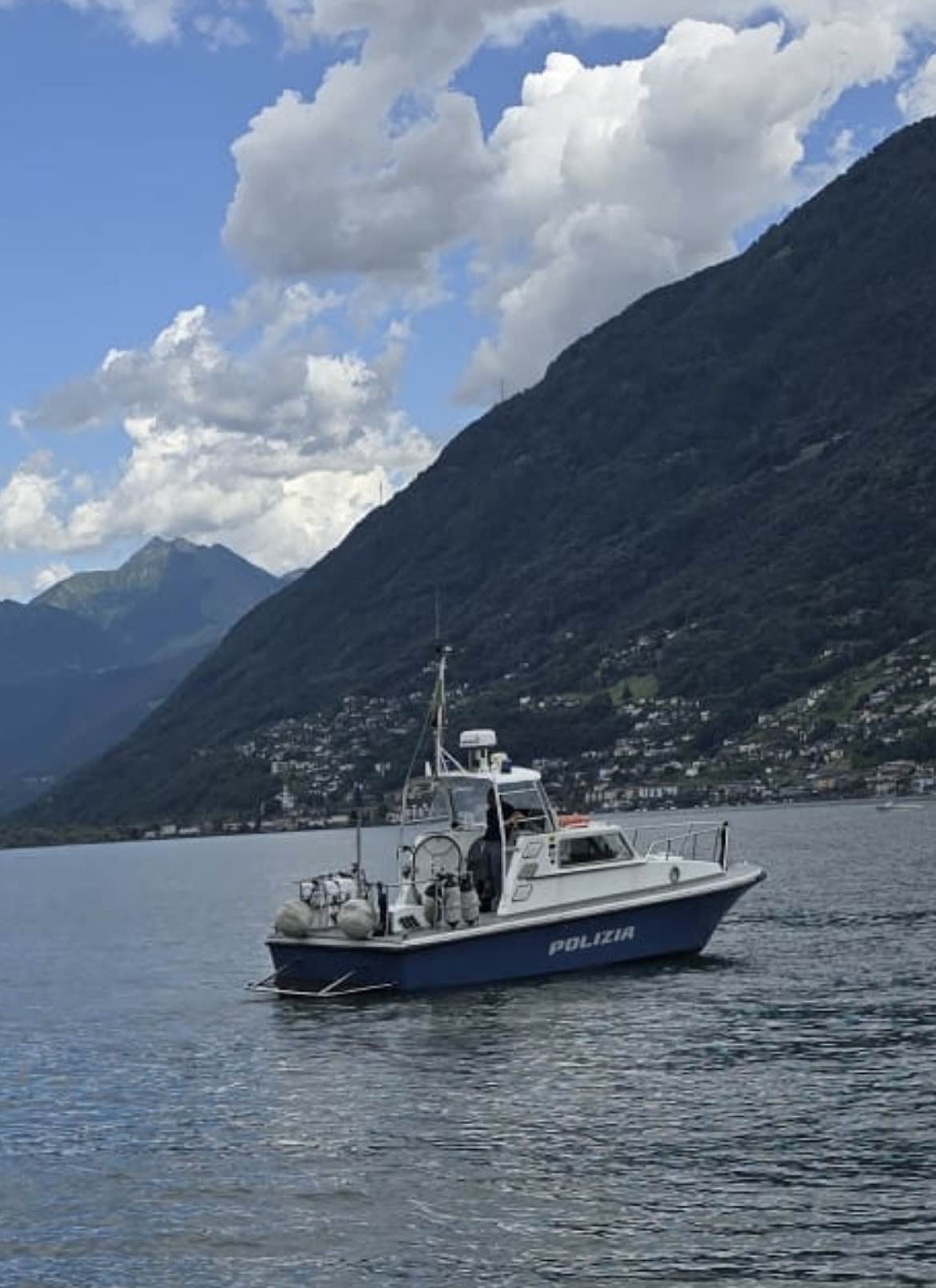 Passano davanti all'isolino San Giovanni, tre barche sanzionate domenica dalla Squadra Acque Interne della Polizia di Stato