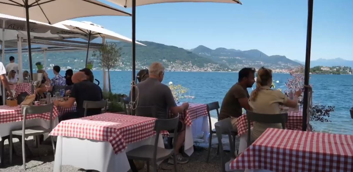 A gonfie vele la stagione dell'Isola dei Pescatori, i turisti apprezzano l'autenticità del luogo