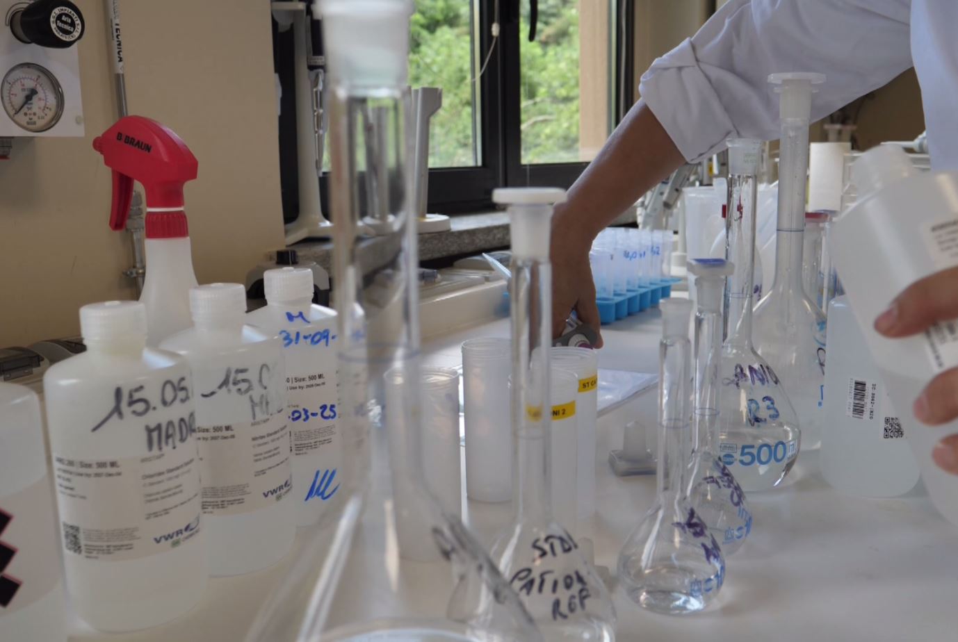 A Dormelletto all'interno del laboratorio di Acque Novara Vco