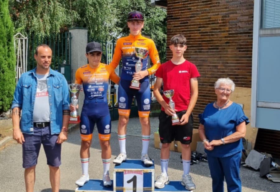 Davide Fighetti sul podio a Rescaldina