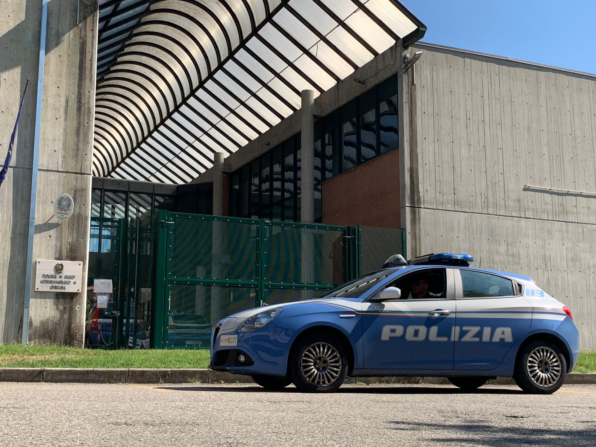 Diciannovenne in possesso di uno storditore elettrico denunciato dalla Polizia del Commissariato di Omegna