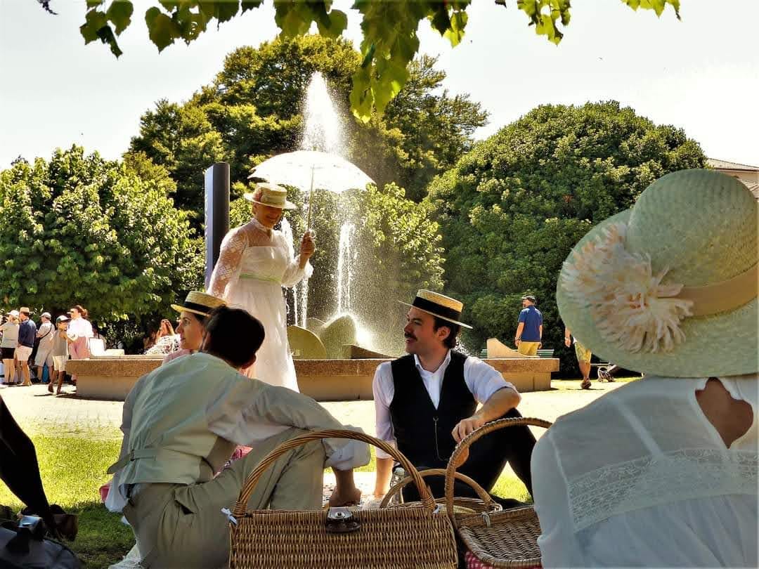 E' il weekend di Stresa Liberty, oggi alle 18 la sfilata delle carrozze. Domenica il pic-nic ai giardini pubblici