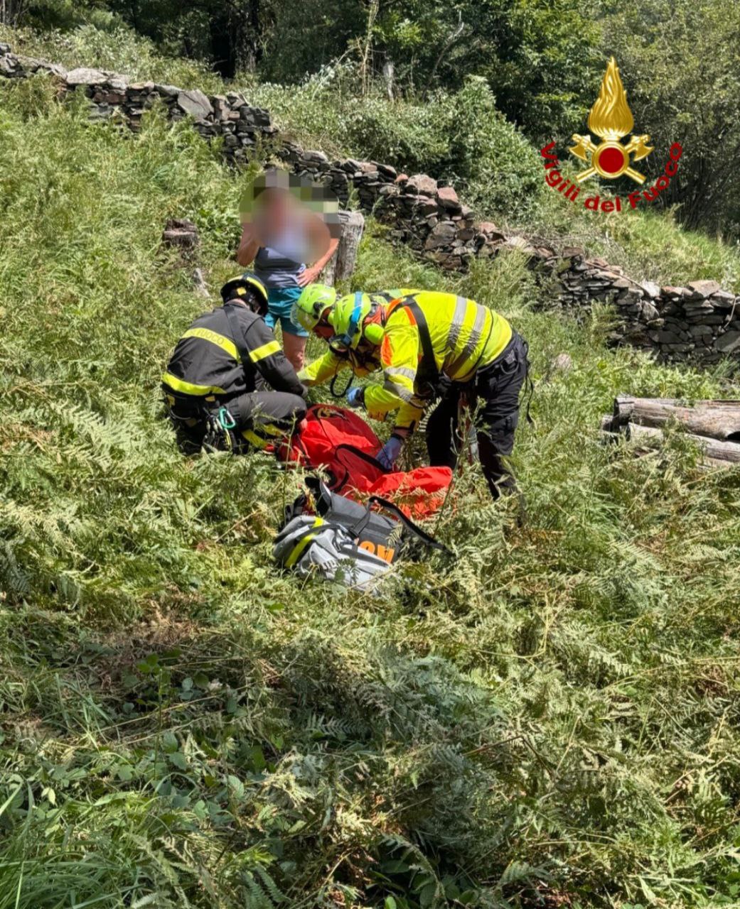 Finisce sotto la pianta che stava tagliando, uomo soccorso sopra Cossogno all'alpe Nolezzo