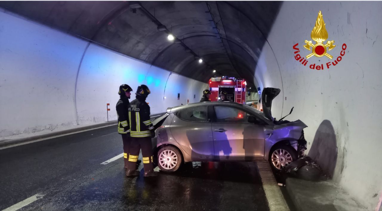 Per la pioggia perde il controllo dell'auto e finisce contro la galleria in A26