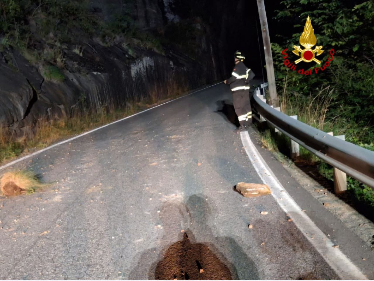 Frana lungo la statale a Crodo, danni a un'auto