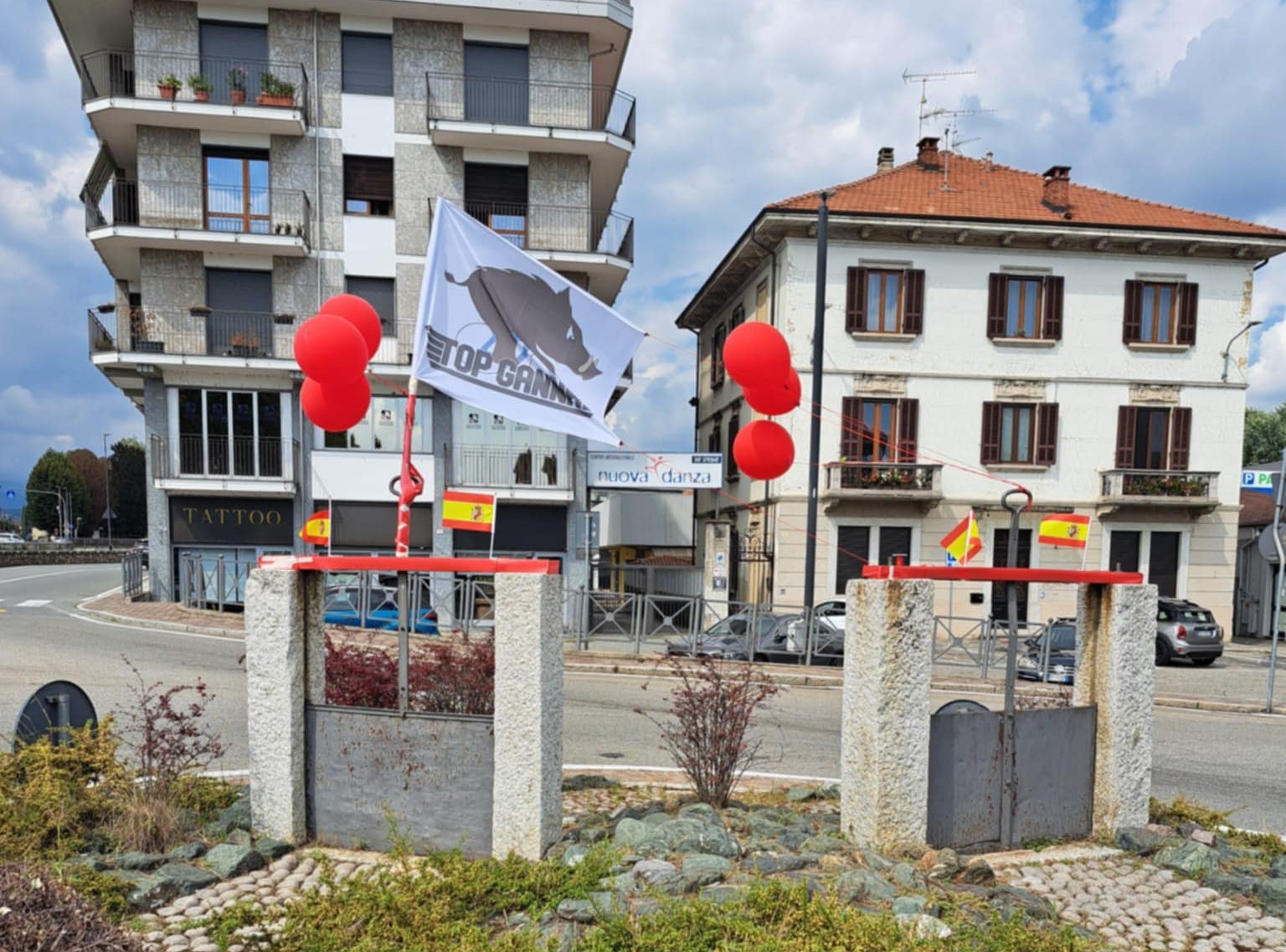 Ritrovata dalla Polizia Locale di Borgo la bandiera sottratta durante il passaggio della Vuelta