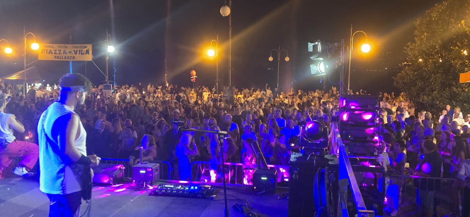 Notte bianca a Verbania, il lungolago di Pallanza è diventato un palcoscenico a cielo aperto con centinaia di persone