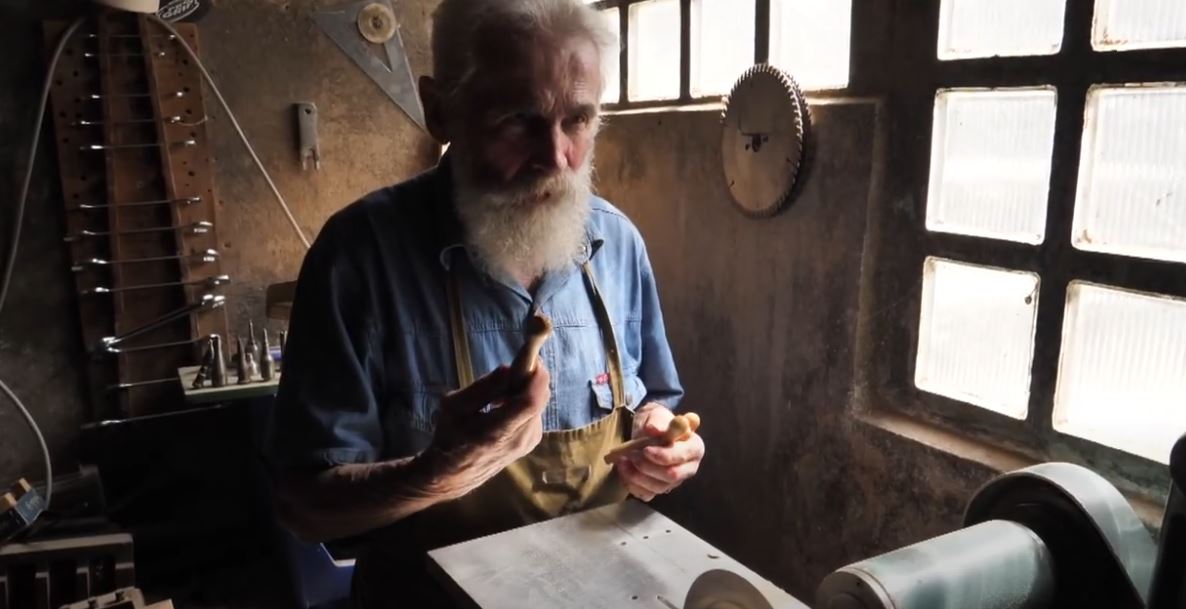 Ecco dove nascono i Pinocchi che vincono la concorrenza cinese: siamo andati in Val Strona per incontrare Mastro Geppetto