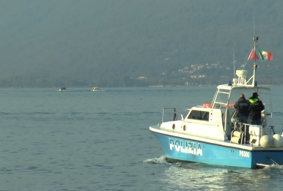 Lago Maggiore. Polizia soccorre barca in difficoltà