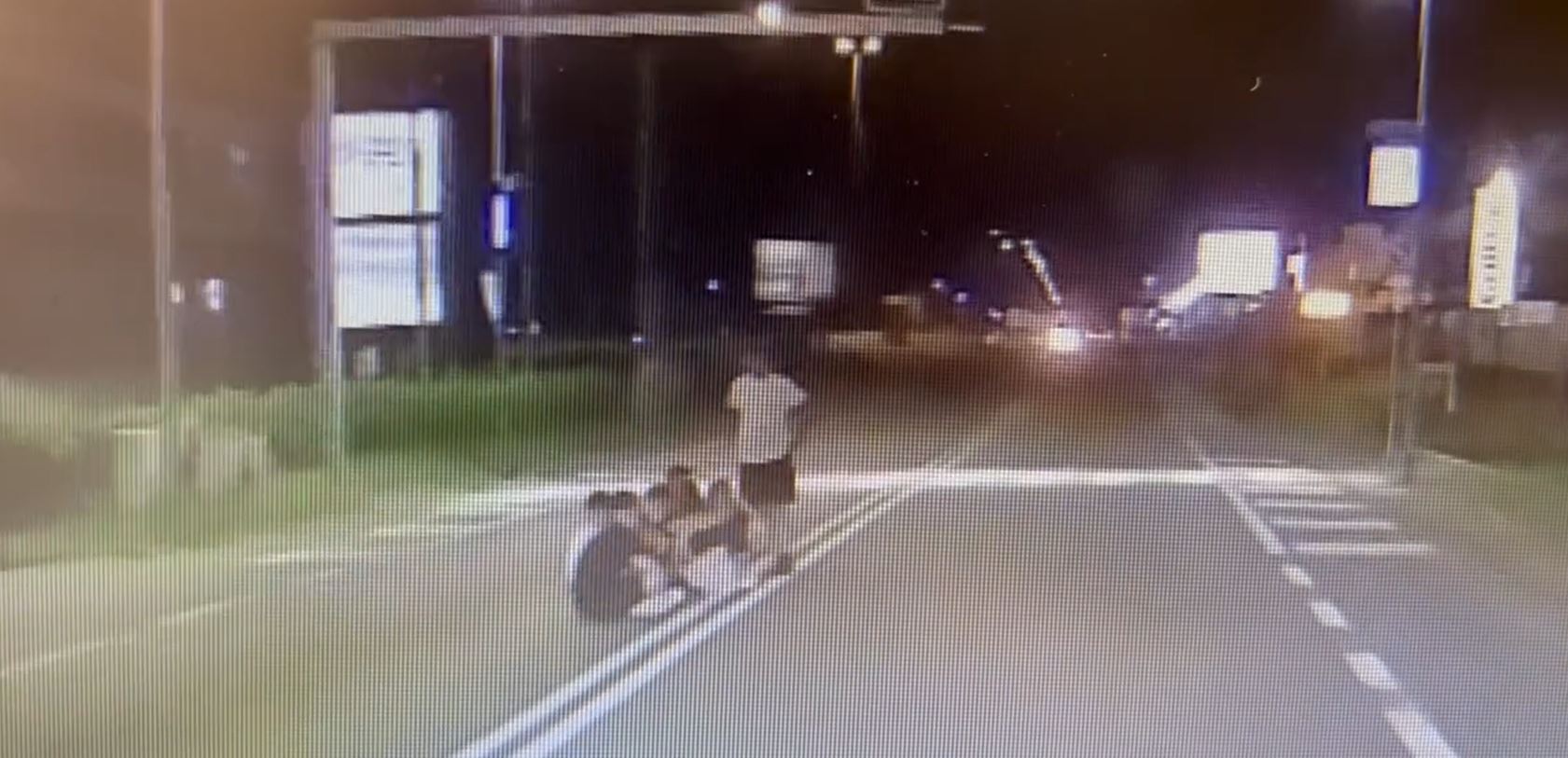 Sette ragazzini seduti in mezzo alla statale di notte a Castelletto. Una bravata che avrebbe potuto avere gravi conseguenze