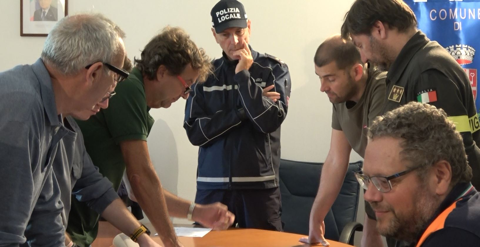 Varzo. Con i VVf del Vco anche i colleghi di Torino e Novara. Il geologo : "Le frane hanno invaso i letti dei rii"