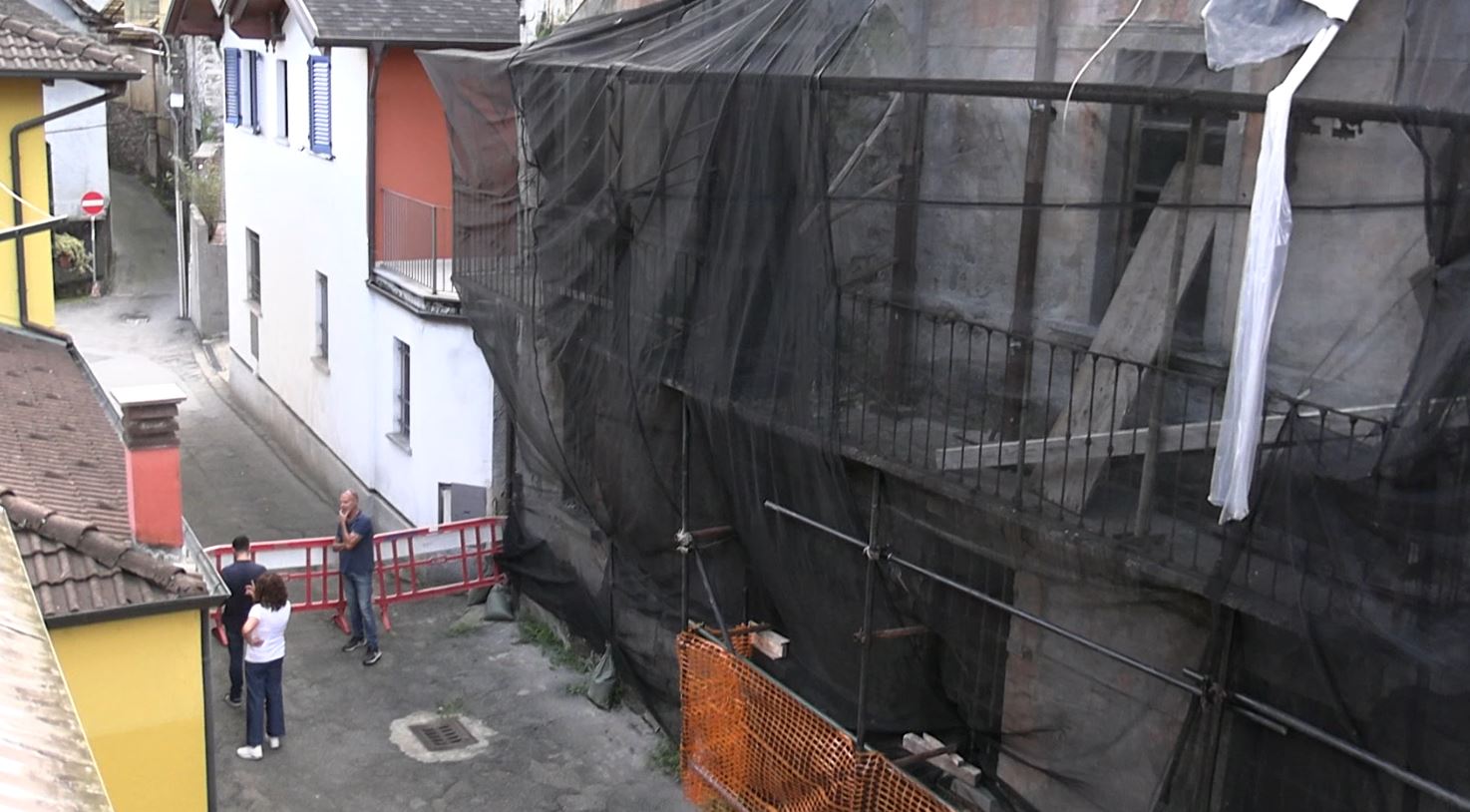 A Crusinallo una strada è chiusa da quasi tre anni a causa di un edificio pericolante