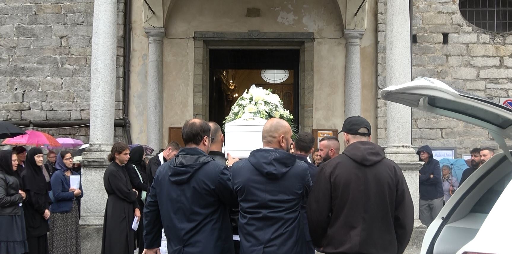 A Omegna l'ultimo saluto a Felix, il bambino di 3 anni morto dopo essere caduto nella piscina di un B&B