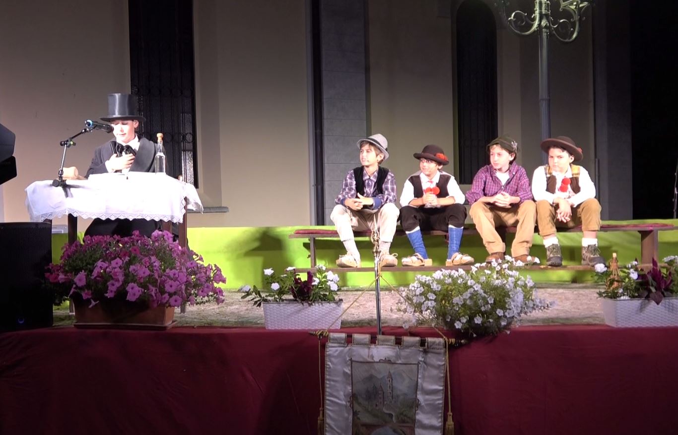 Masera : issato il bue sul campanile. Al via la Festa dell'uva