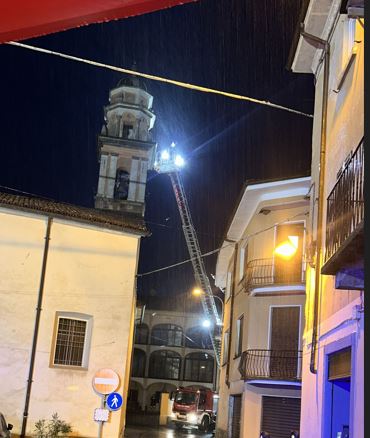 A Invorio un fulmine ha danneggiato il campanile di Santa Marta