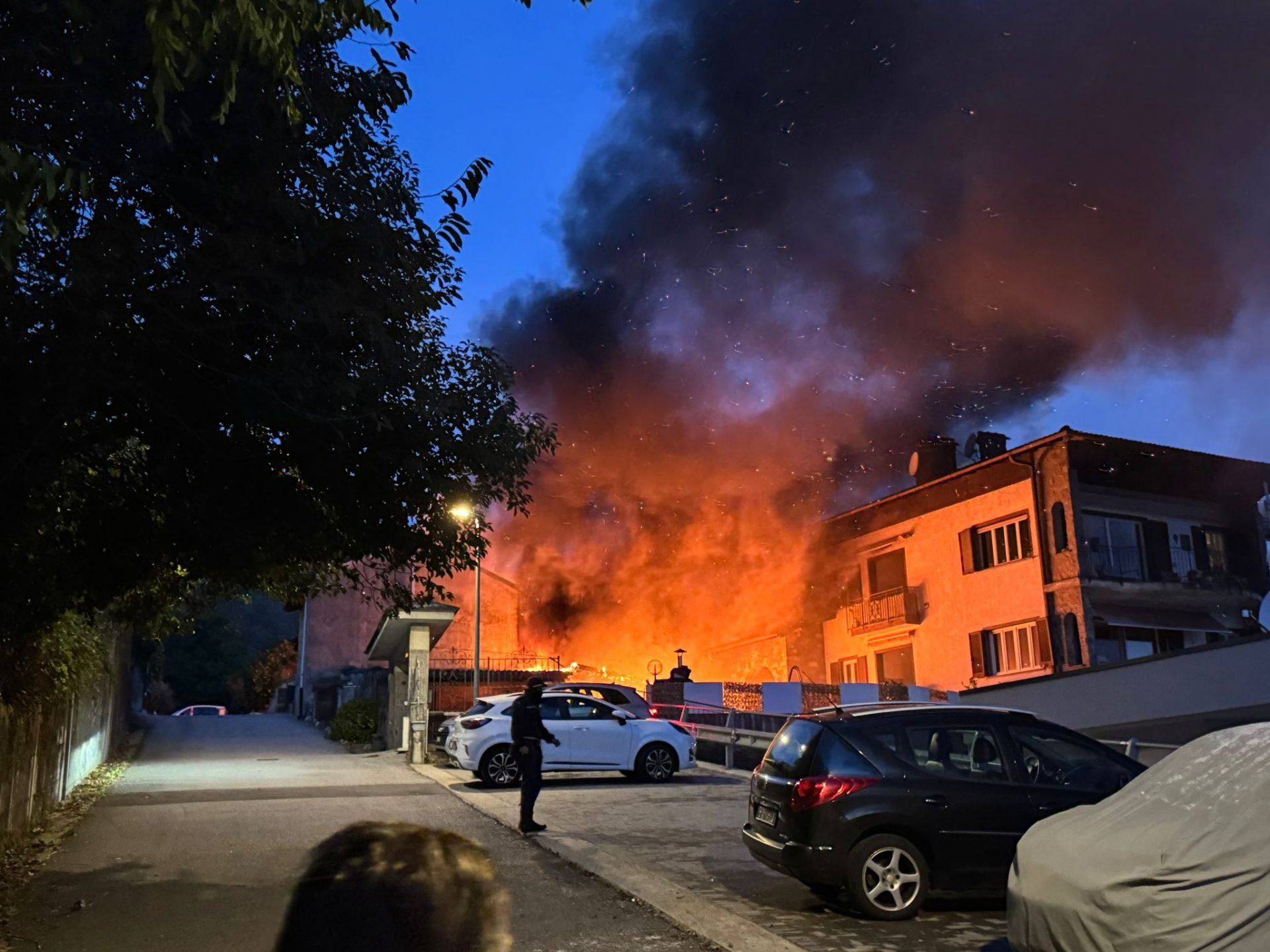 Incendio all'alba a Cannobio, in fiamme una palazzina
